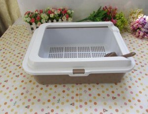 Plastic cat litter pan