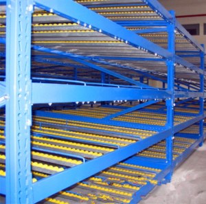 Carton flow rack with wheels