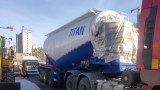 Unloading steps of powder tank truck