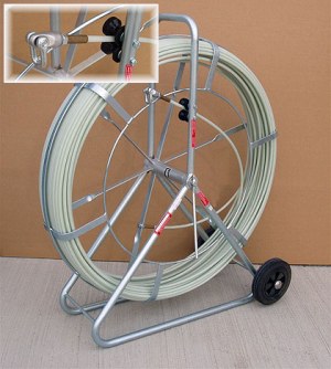 Cable push rod with wheels